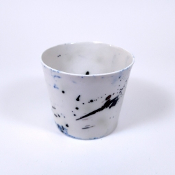 Tazza di porcellana bianca con schizzi nero e blu dimensione media
