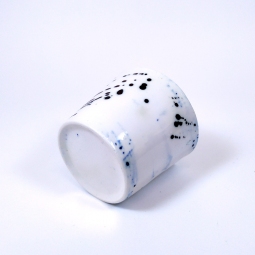 Tazza di porcellana bianca con schizzi nero e blu dimensione media