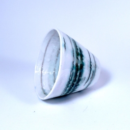 Tazza di porcellana bianca e sfumature di verde dimensione media