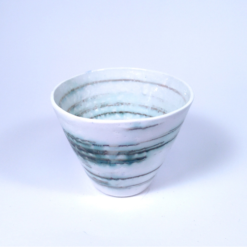 Tazza di porcellana bianca e sfumature di verde dimensione media