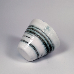 Tazza di porcellana bianca e sfumature di verde dimensione media
