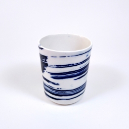 Tazza di porcellana bianca e blu dimensione piccola