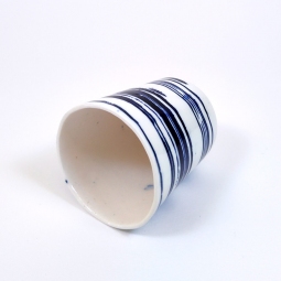 Tazza di porcellana bianca e blu dimensione piccola