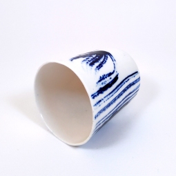 Tazza di porcellana bianca e blu dimensione piccola