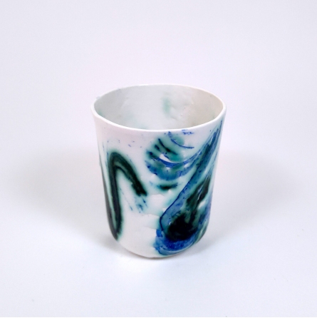 Tazza di porcellana con motivi blu verdi