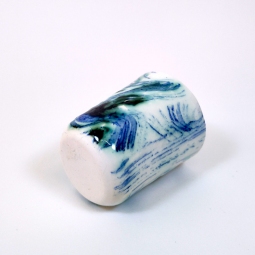 Tazza di porcellana con motivi blu verdi