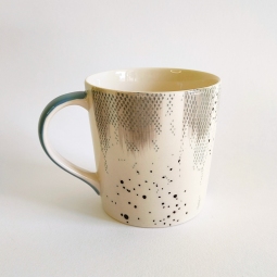 Elegante tazza in ceramica dipinta a mano e decorazioni effetto oro