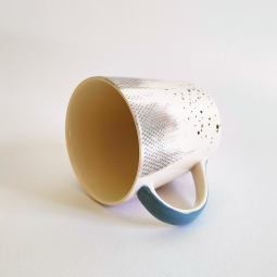 Elegante tazza in ceramica dipinta a mano e decorazioni effetto oro