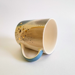 Elegante tazza in ceramica dipinta a mano e decorazioni effetto oro